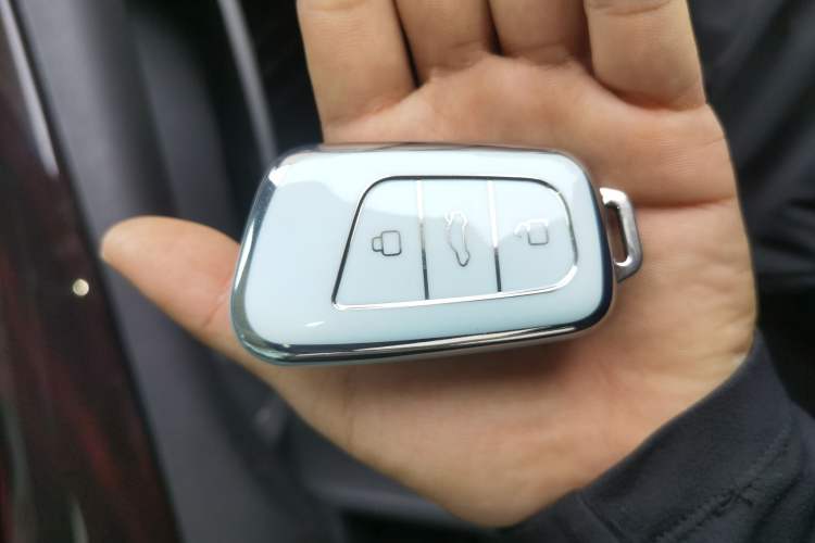 Used Chery QQ Little Ant 2022 Revised Version Sweet Pink Edition Half-Sugar Version Lithium Iron Phosphate 30.7 kWh 30 kW 301 km