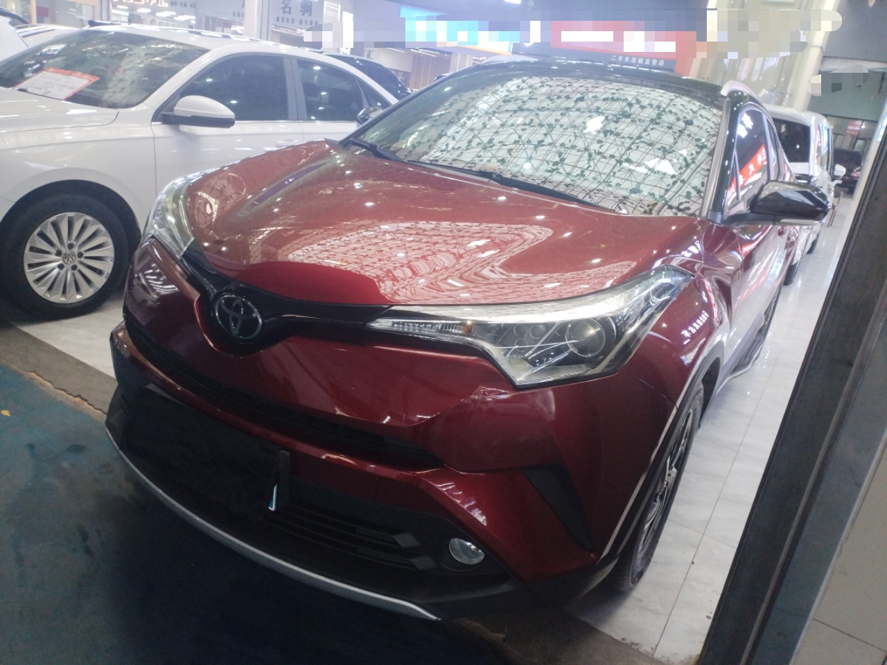 تحت مقدمة السيارة