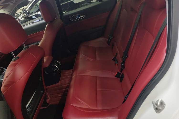 Used Alfa Romeo Giulia 2017 2.0T 200HP Luxury Edition
