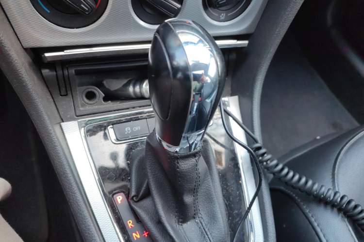 Used Volkswagen Gran Lavida 2013 1.6L Automatic Comfort Model Gear Lever