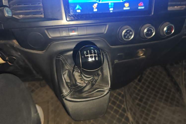 Used JMC Fushun 2022 2.0T Manual Multi-Function Passenger Vehicle Short Wheelbase Mid-Height Roof 6-Seater Gear Lever