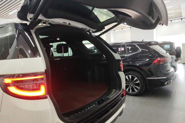 Used Land Rover Discovery Sport 2020 249 PS R-Dynamic Performance Edition Trunk