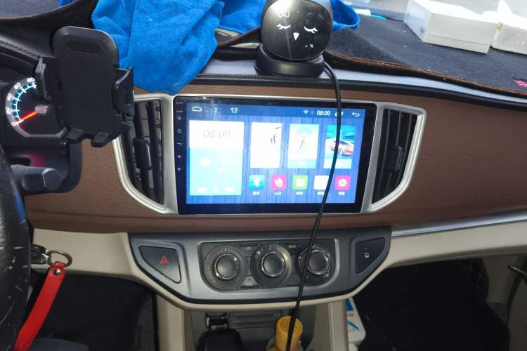 Used FORTHING Lingzhi 2019 M5L 1.6L 7-Seater Comfort Model China VI Standard Audio And AC Panel