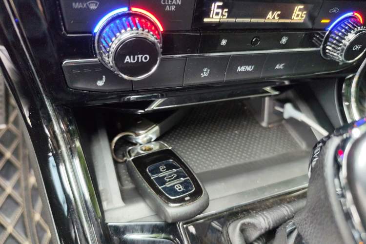 Used Volkswagen Phideon 2019 380TSI Two-Wheel Drive Business Edition China VI Standard Vehicle Key