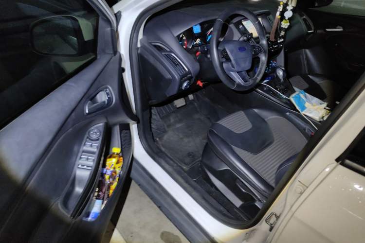 Used Ford Focus 2017 Sedan EcoBoost 125 Automatic Supreme Style SmartDrive Edition Driver Seat