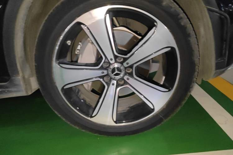 Used Mercedes-Benz GLC 2022 Facelifted GLC 300 L 4MATIC Luxury Edition Right Front Wheel Hub