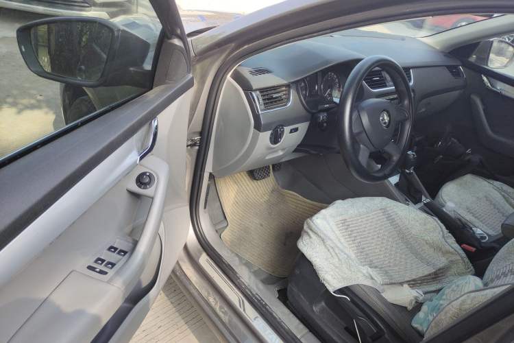 Used Skoda Octavia 2015 1.6L Automatic Yijie Edition Driver Seat