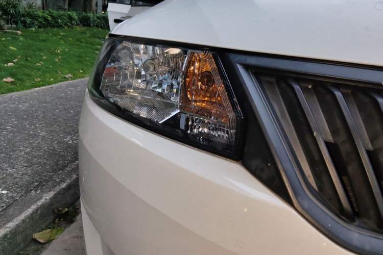 Used Skoda Rapid 2016 1.4L Manual Front-Wheel Drive Model Right Front Headlight