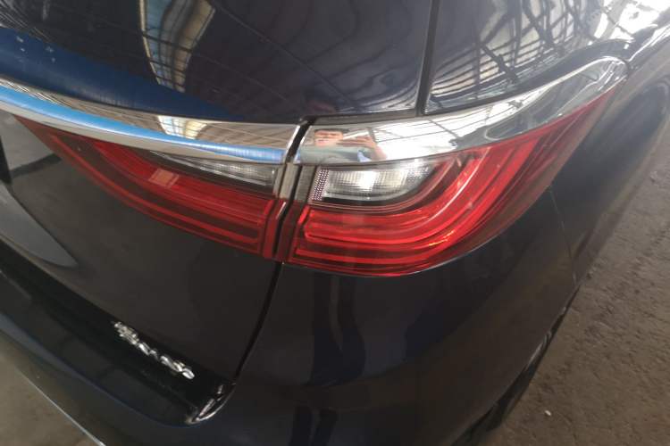 Used BYD Song MAX 2017 1.5T Automatic Smart Connect Elite 7-Seater Right Rear Taillight