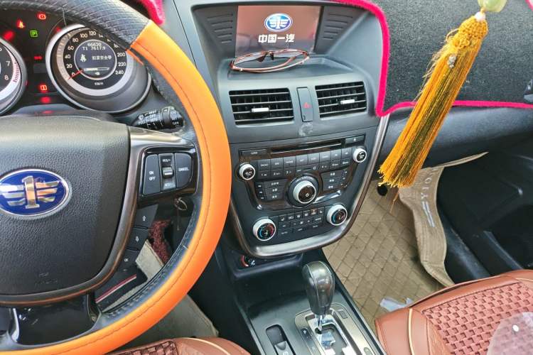 Used Bestune X80 2015 2.0L automatic luxury version Audio And AC Panel