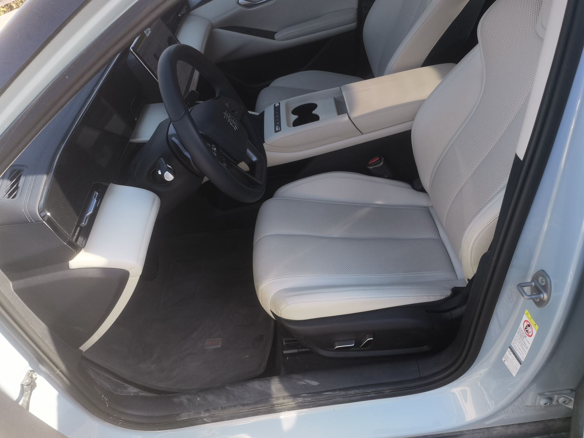 Переднее сиденье в автомобиле