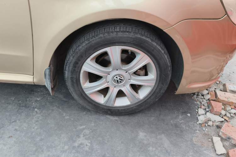 Used Volkswagen Lavida 2011 1.6L Automatic Premium Edition Right Front Wheel Hub