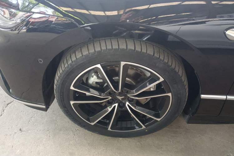 Used VOYAH PASSION 2024 PHEV Four-Wheel Drive Ultra-Long Range Flagship Model Left Front Wheel Hub