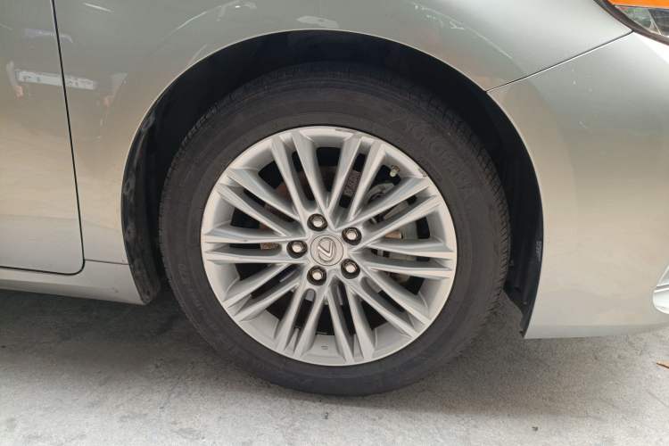 Used Lexus ES 2017 200 30th Anniversary Edition Right Front Wheel Hub