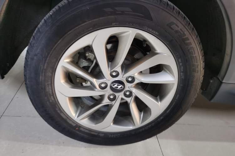 Used Hyundai Tucson 2015 1.6T Dual-Clutch Two-Wheel-Drive Smart Model Right Rear Wheel Hub