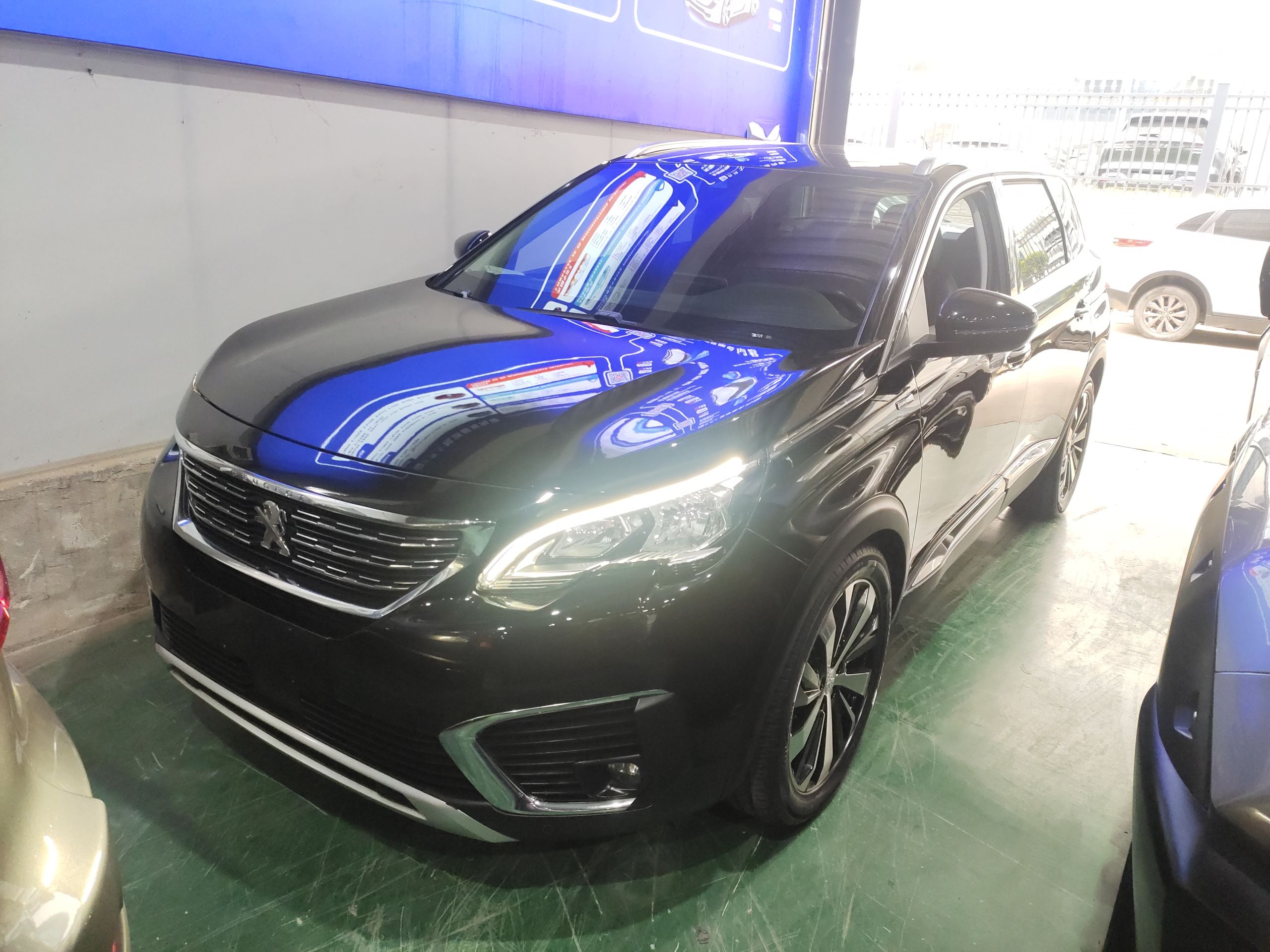 تحت مقدمة السيارة