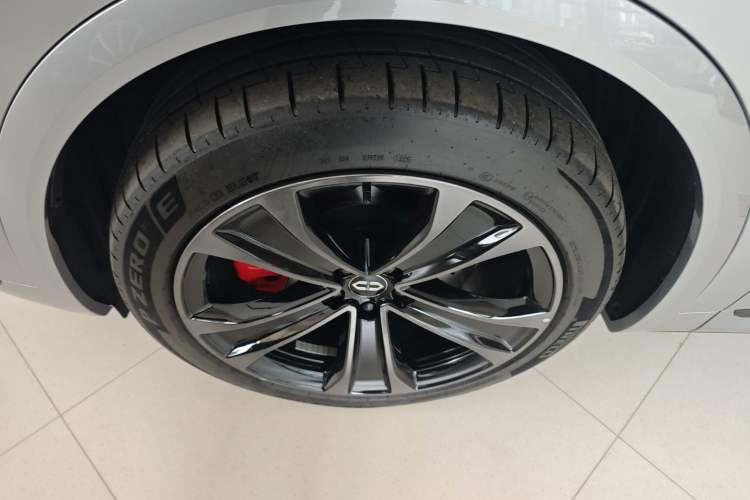 Used Hima AITO M8 2025 Extended-Range Ultra Version 53.4 kWh 5-Seater Edition Left Front Wheel Hub