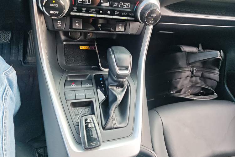 Used Toyota RAV4 2023 Dual-Engine 2.5L E-CVT Two-Wheel Drive Elite Plus Edition
