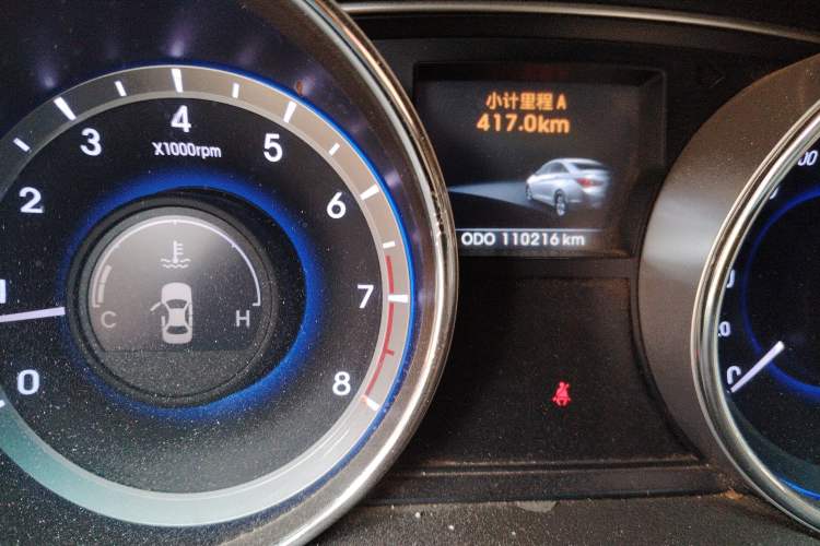 Used Hyundai Sonata 2011 2.0L Automatic Luxury Edition Odometer Close Up