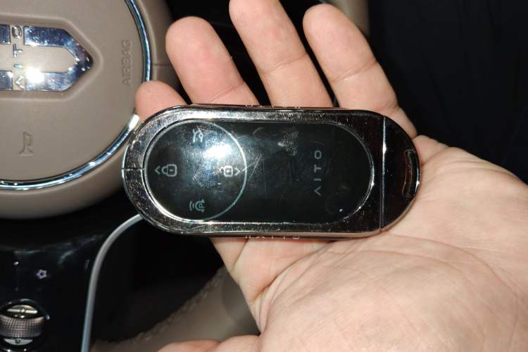 Used Hima AITO M9 2025 Pure Electric Ultra Version 100 kWh 6-Seater Model Vehicle Key