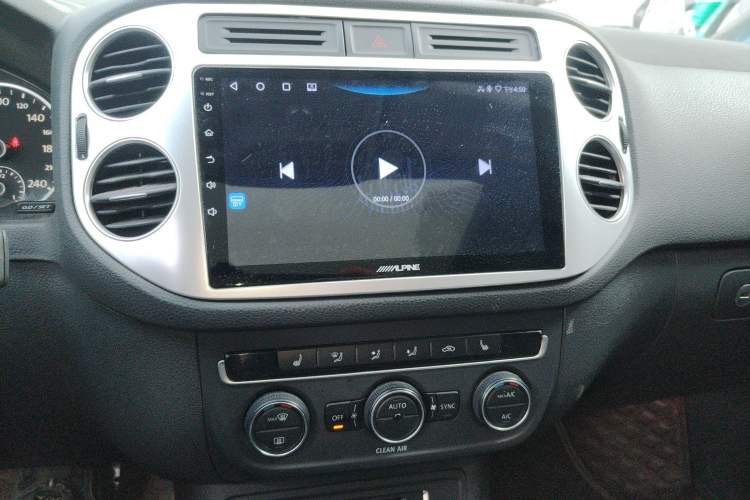 Used Volkswagen Tiguan 2016 300TSI Automatic All-Wheel Drive Luxury Edition Audio And AC Panel