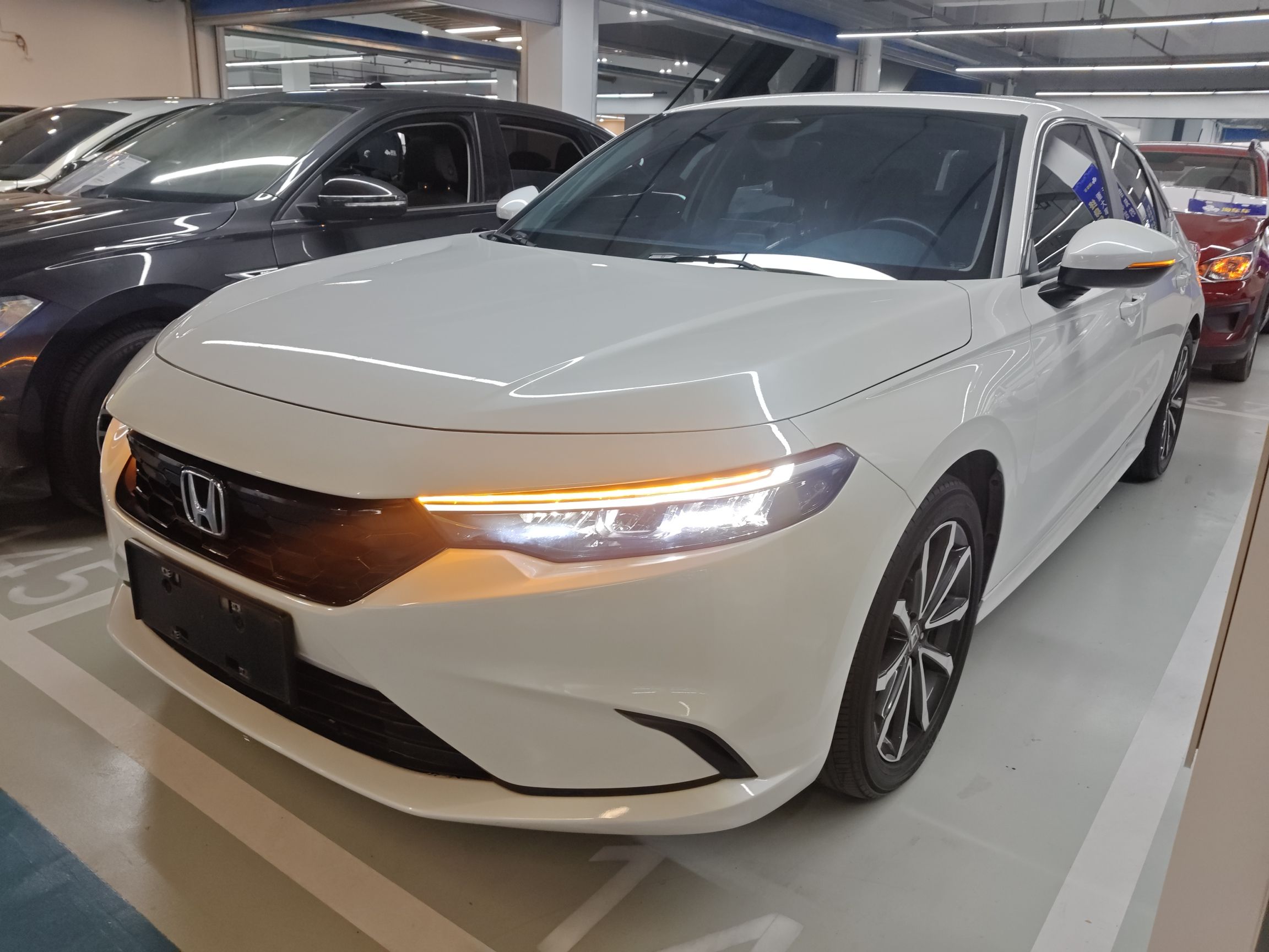 تحت مقدمة السيارة