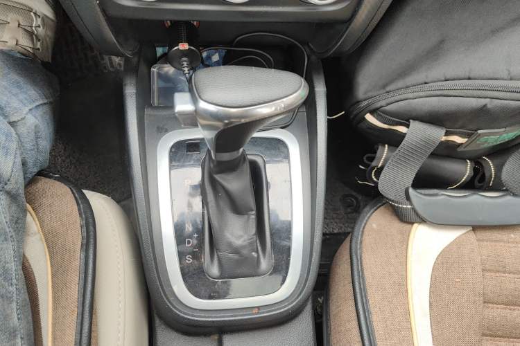 Used Bestune B30 2016 1.6L Automatic Luxury Model Gear Lever