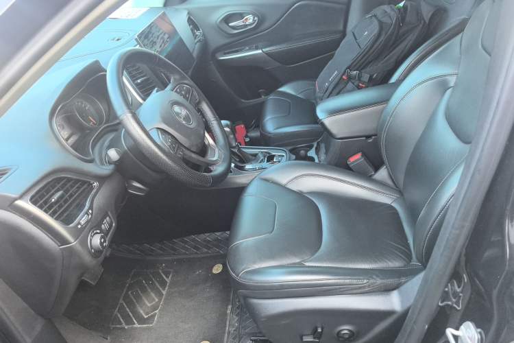 Used Jeep Cherokee 2019 2.0T Two-Wheel Drive Smart Enjoyment Version China VI