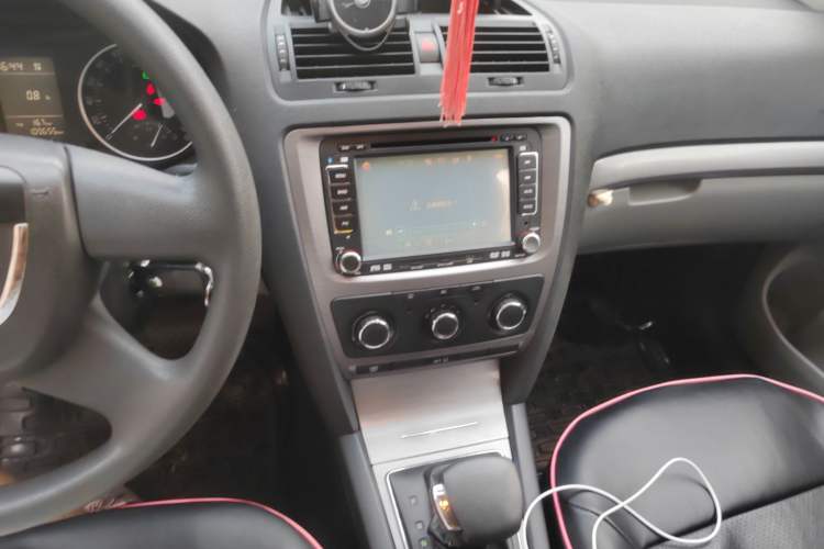 Used Skoda Octavia 2012 1.6L Automatic Yijie Edition Audio And AC Panel