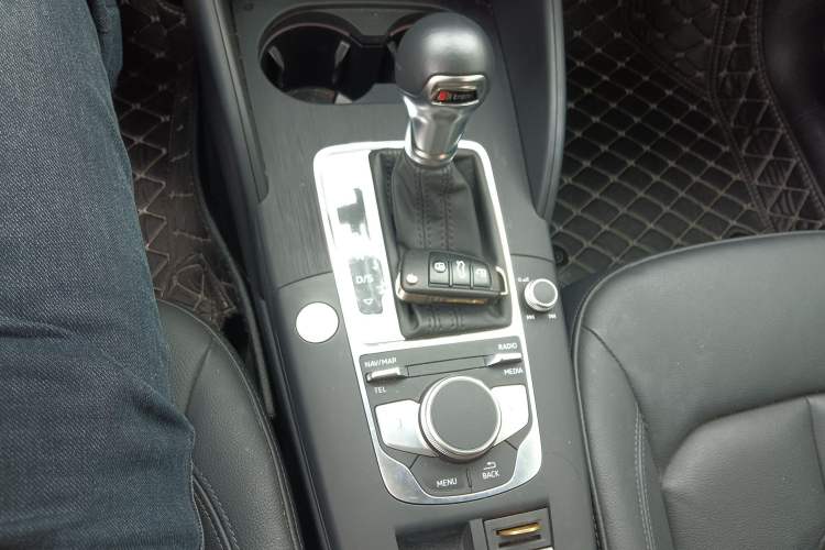 Used Audi A3 2020 Limousine 35 TFSI Style Edition China VI Emission Standard Gear Lever