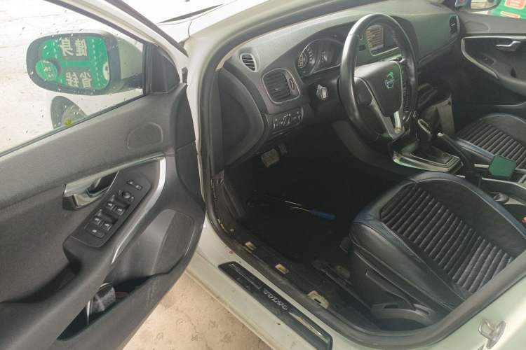 Used Volvo V40 2014 2.0T Zhiyi Version
