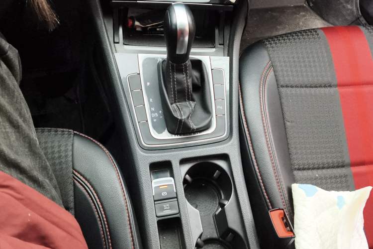 Used Volkswagen Golf 2017 1.6L Automatic Comfort Million-Vehicle Anniversary Edition
