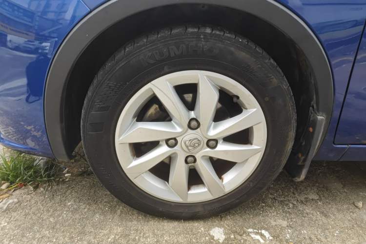 Used Baojun 310W 2017 1.5L Manual Fashion Model China V Left Front Wheel Hub