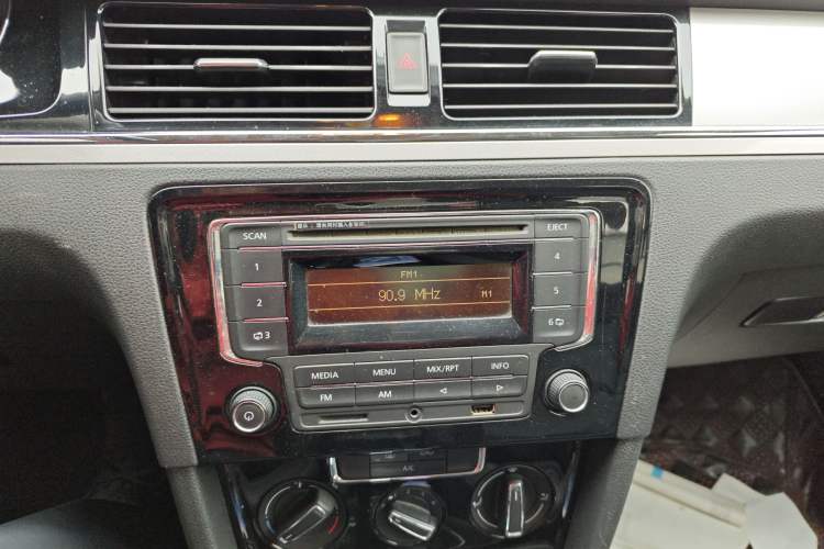 Used Volkswagen Bora 2013 1.6L Automatic Comfort Model Audio And AC Panel