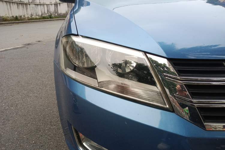 Used Volkswagen Lavida 2013 Revised Version 1.6L Automatic Luxury Edition Right Front Headlight