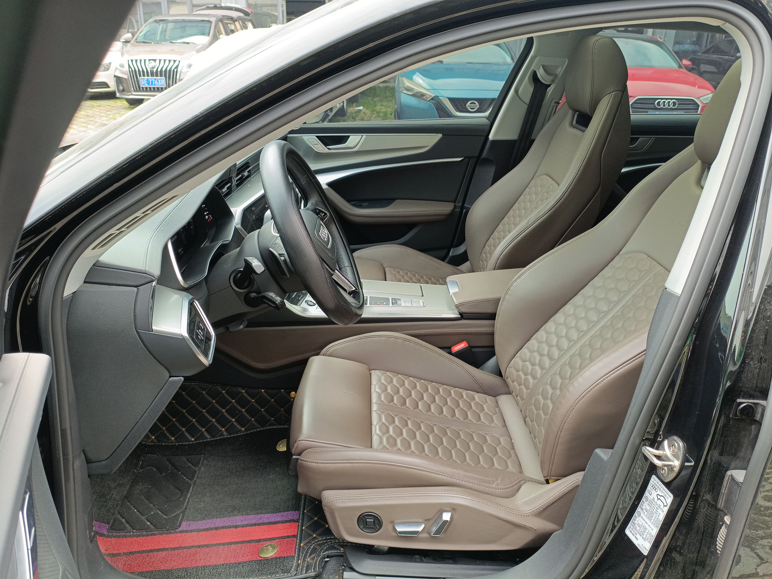 المقاعد الأمامية داخل السيارة