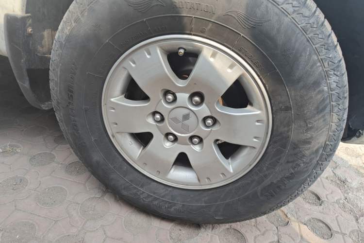 Used Mitsubishi Pajero 2011 V73 3.0L MT GL Right Front Wheel Hub