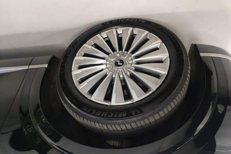 Used ONVO Luxeed L90 2025 Model—Ultra Six-Seater Version
