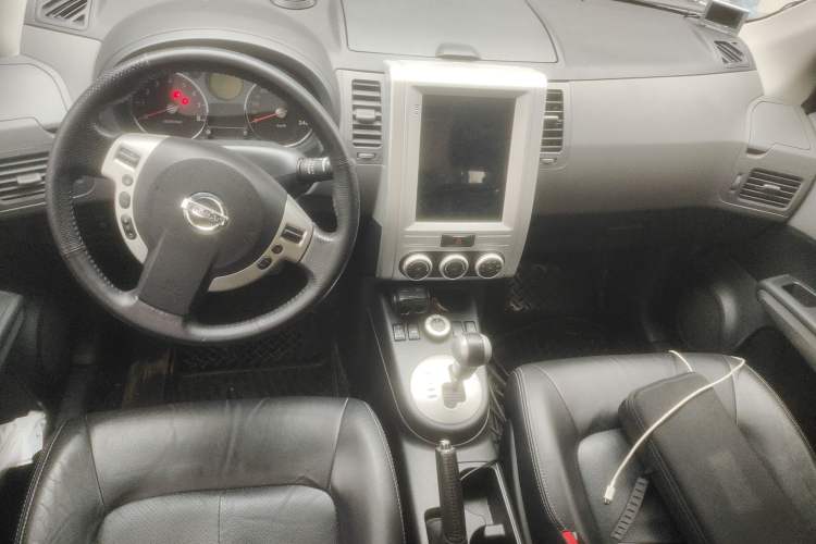 Used Nissan X-Trail 2010 2.5L CVT Luxury Edition 4WD Center Console