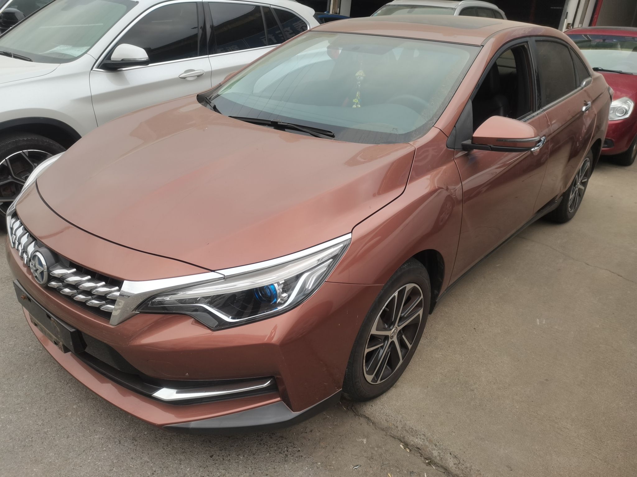 تحت مقدمة السيارة