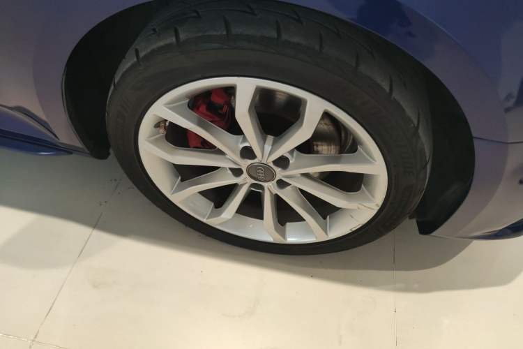 Used Audi A4L 2018 30th Anniversary Edition 40 TFSI Fashion Model Right Front Wheel Hub