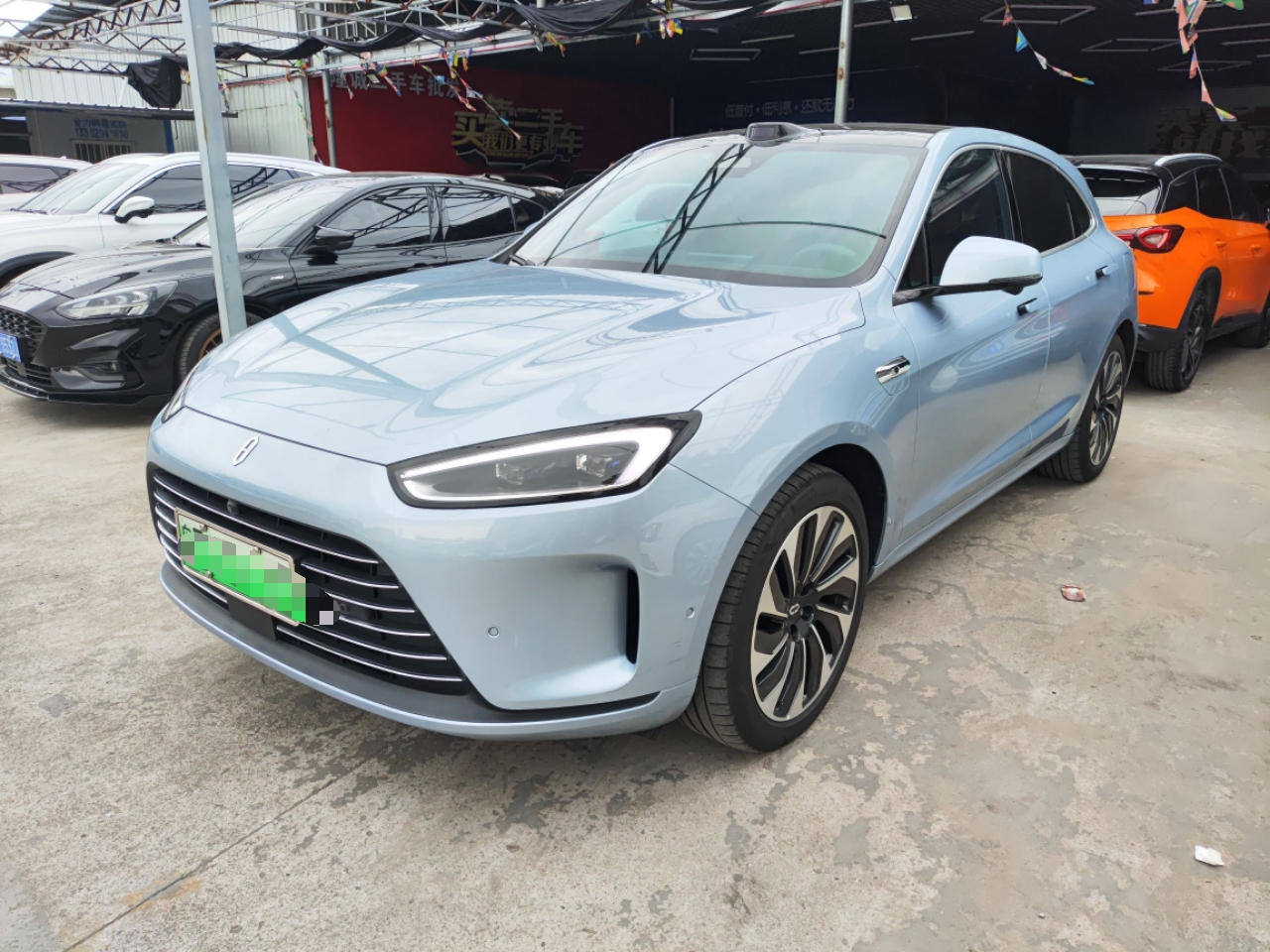 تحت مقدمة السيارة