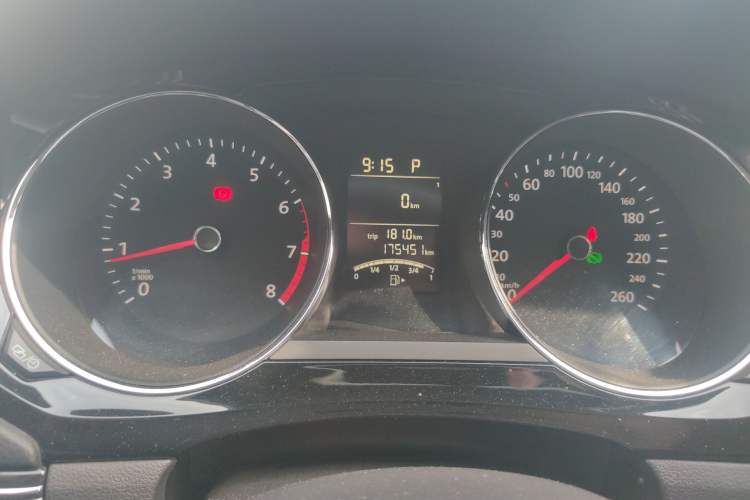 Used Volkswagen Sagitar 2015 1.6L Automatic Comfort Model Odometer Close Up