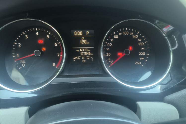 Used Volkswagen Sagitar 2015 1.6L Automatic Comfort Model Odometer Close Up