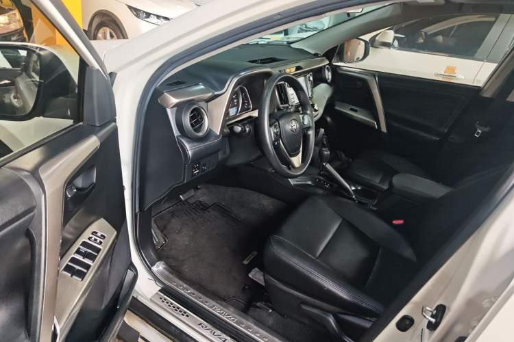 Used Toyota RAV4 2015 2.0L CVT Two-Wheel Drive Fashion Edition