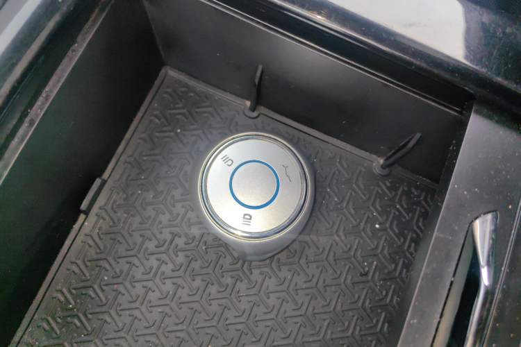 Used NETA U 2022 Zhi 400 Lithium-Nickel-Manganese-Cobalt Energy System Interior 1