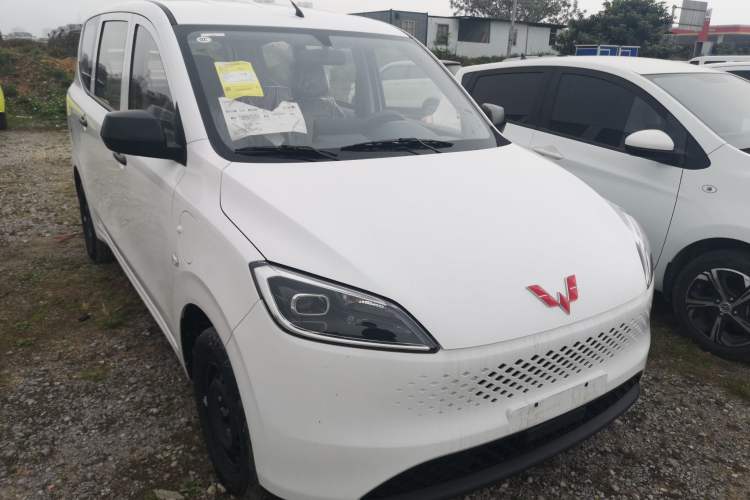 Used Wuling Hongguang New Energy 2025 Extended-Range Hybrid 50 km Standard Version Front Right 45 Deg