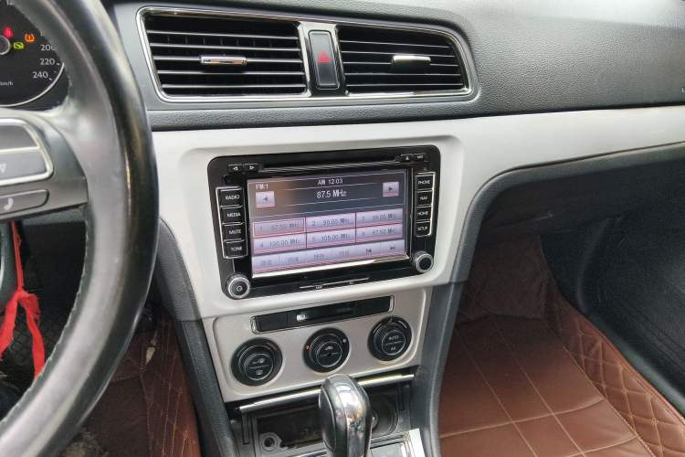 Used Volkswagen Gran Lavida 2013 1.6L Automatic Luxury Model Audio And AC Panel