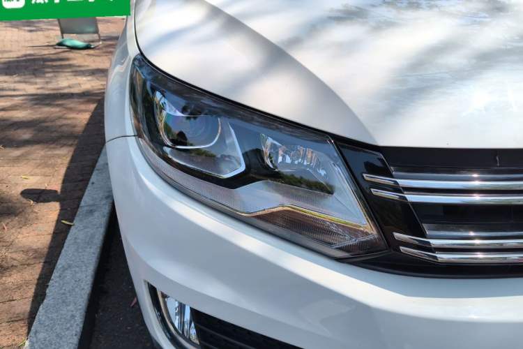 Used Volkswagen Tiguan 2015 1.8TSI Automatic All-Wheel-Drive Luxury Model Right Front Headlight