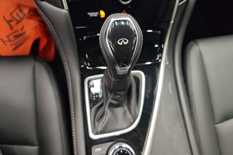 Used Infiniti Q50L 2018 2.0T Comfort Edition China VI Standard Gear Lever